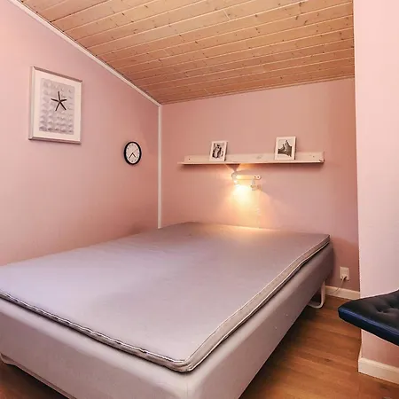 4 Star In Vaeggerlose Semesterbostad Bøtø By