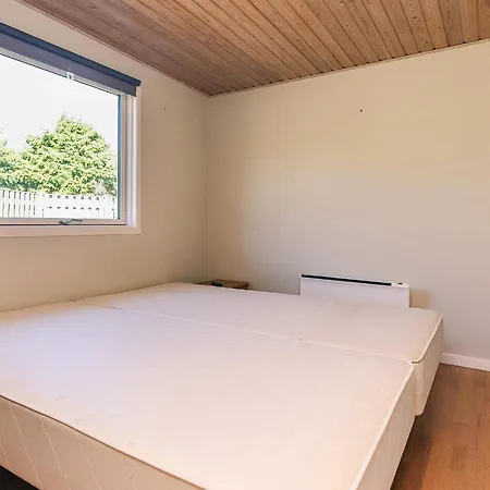 4 Star In Vaeggerlose Dom wakacyjny Bøtø By